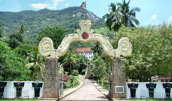 Aluvihare Rock Temple